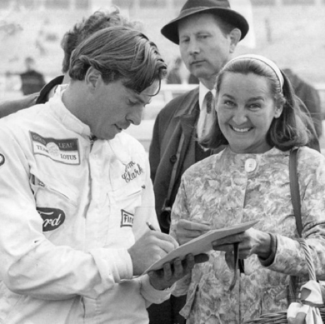 Jim donne des autographes malgré  les soucis avec sa monoplace
© Mako Koiwai